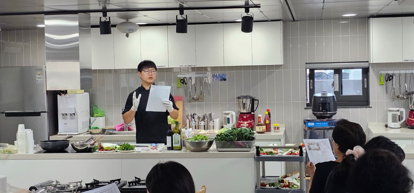 조리 교육을 진행하는 셰프