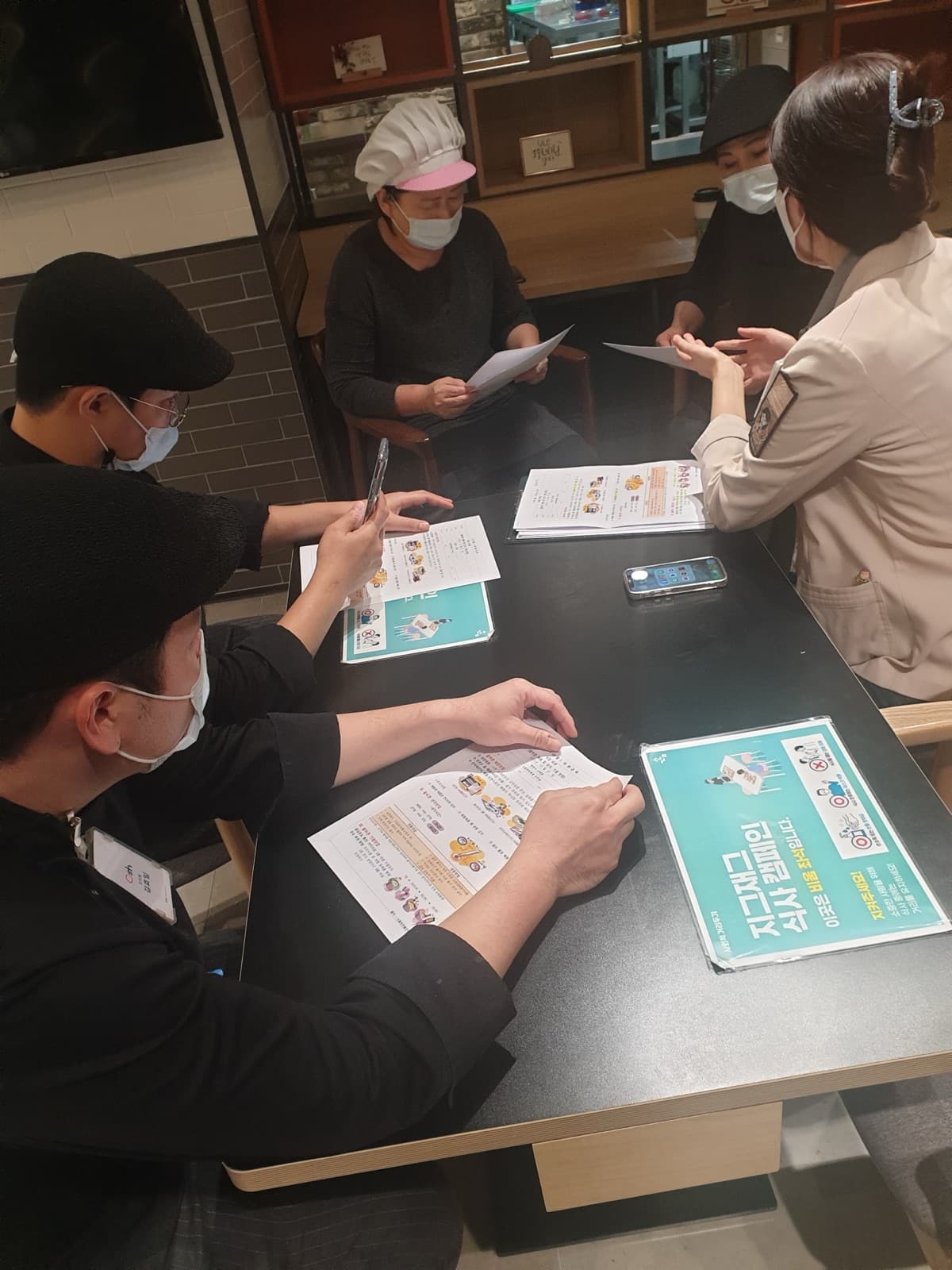 식단 자료를 검토하는 조리팀